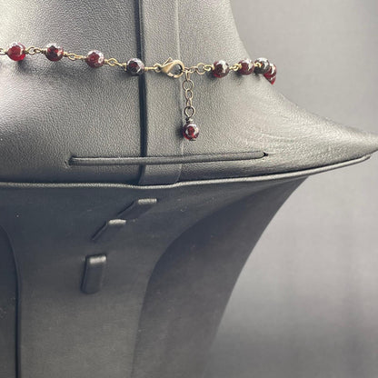 Collana BonBon a rosario in granati e pendente arancio, dettaglio laterale