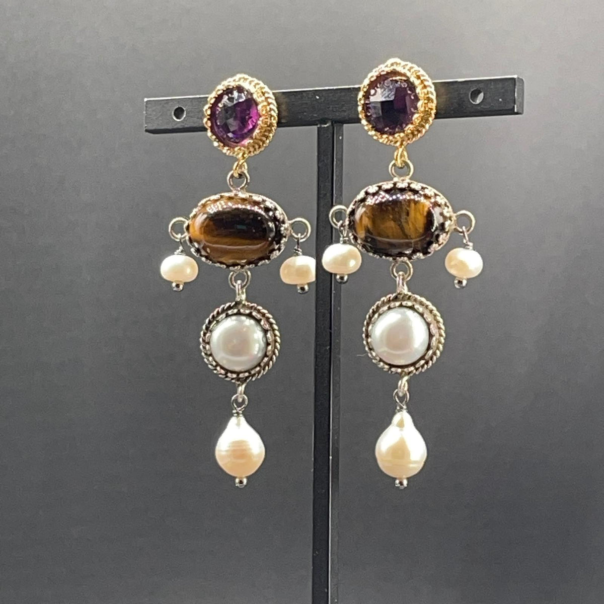Orecchini BonBon in argento con occhio di tigre e perle coltivate, vista 2