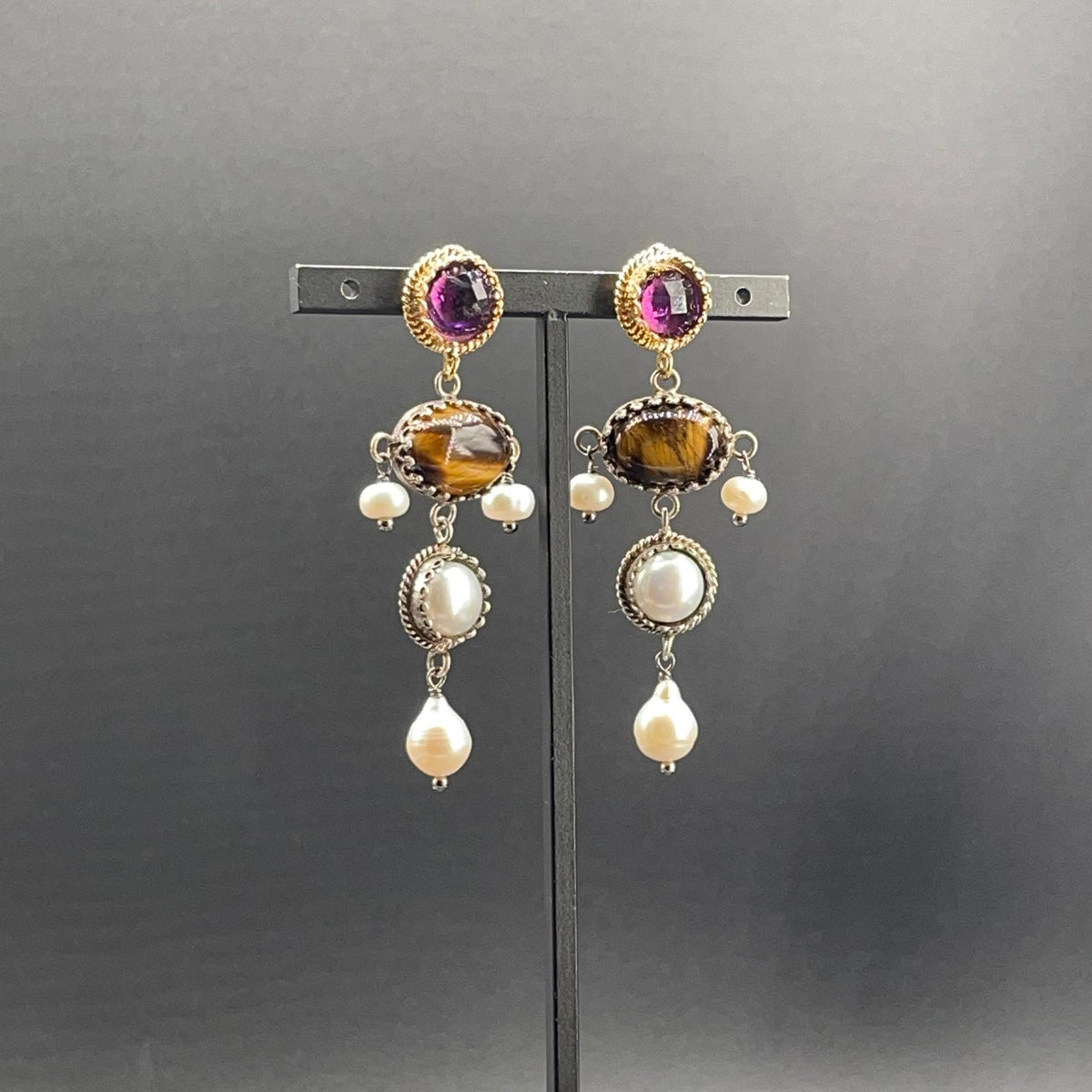 Orecchini BonBon in argento con occhio di tigre e perle coltivate, vista 3