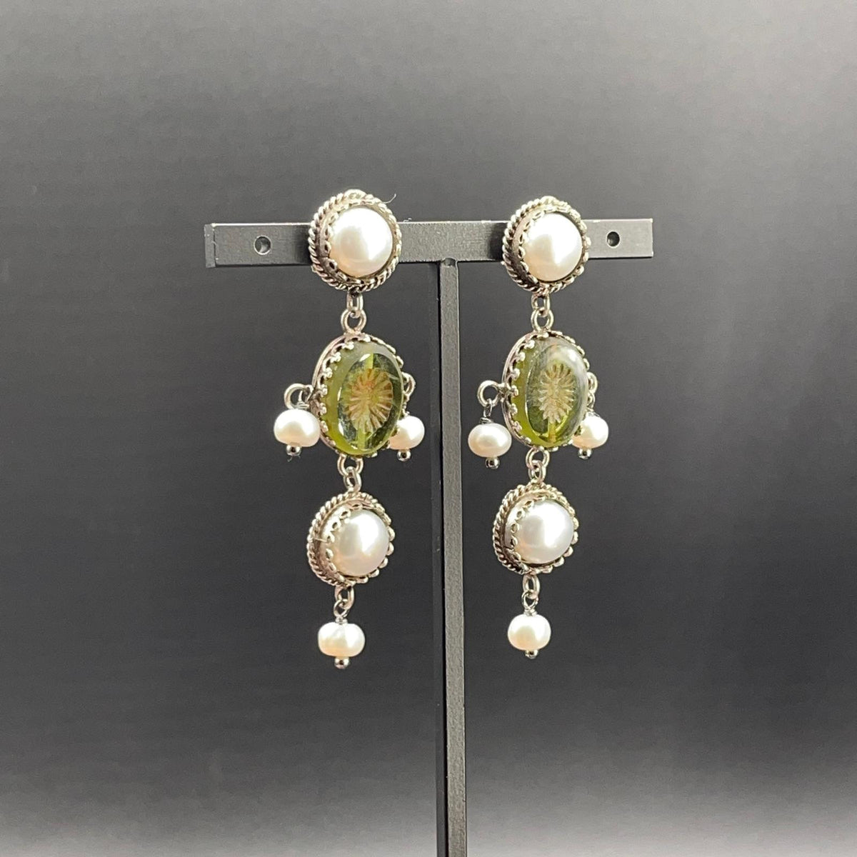 Orecchini BonBon argento 925 con perle coltivate e paste vitree verdi, vista 2