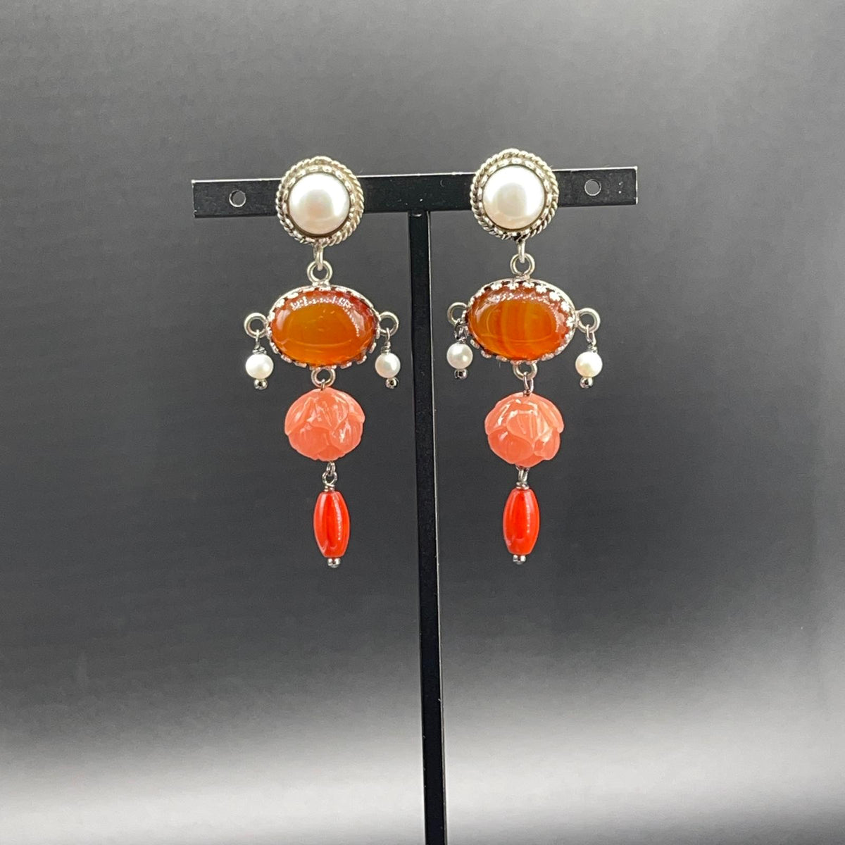 Orecchini BonBon in argento 925 con perle coltivate e pietre dure arancio, vista 2