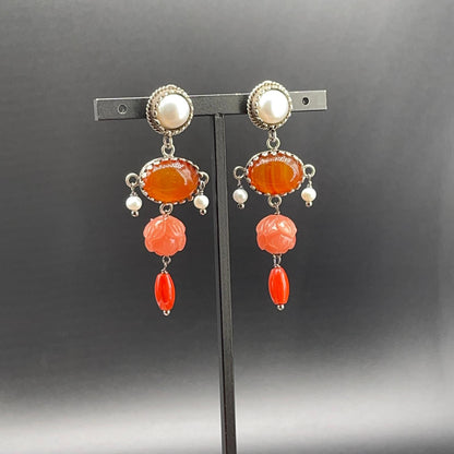 Orecchini BonBon in argento 925 con perle coltivate e pietre dure arancio, vista 3