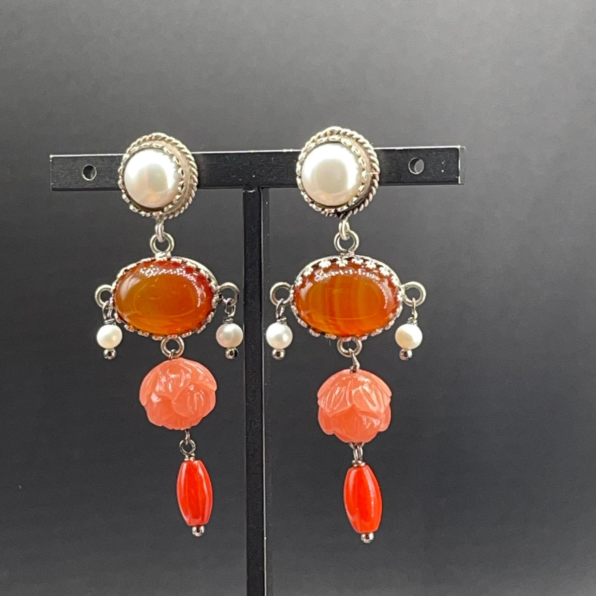 Orecchini BonBon in argento 925 con perle coltivate e pietre dure arancio, vista 1