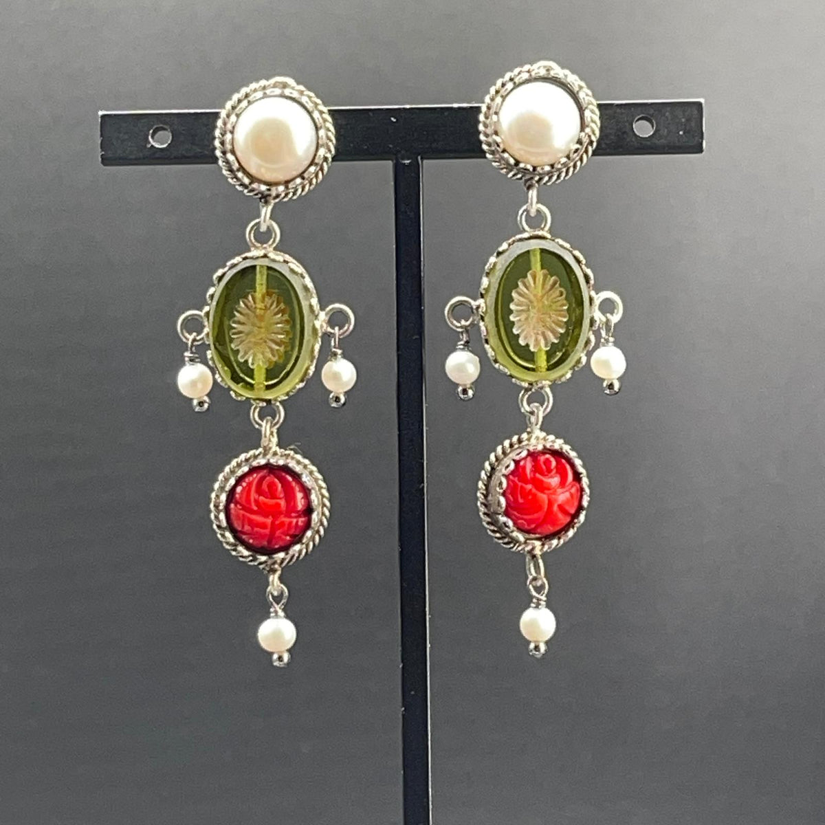 Orecchini BonBon in argento con paste vitree verdi, corallo bamboo e perle, vista 1