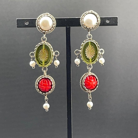 Orecchini BonBon in argento con paste vitree verdi, corallo bamboo e perle, vista 1