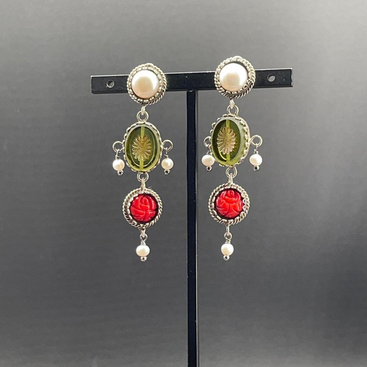 Orecchini BonBon in argento con paste vitree verdi, corallo bamboo e perle, vista 2