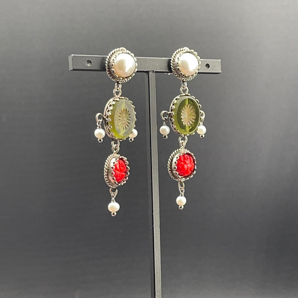 Orecchini BonBon in argento con paste vitree verdi, corallo bamboo e perle, vista 3