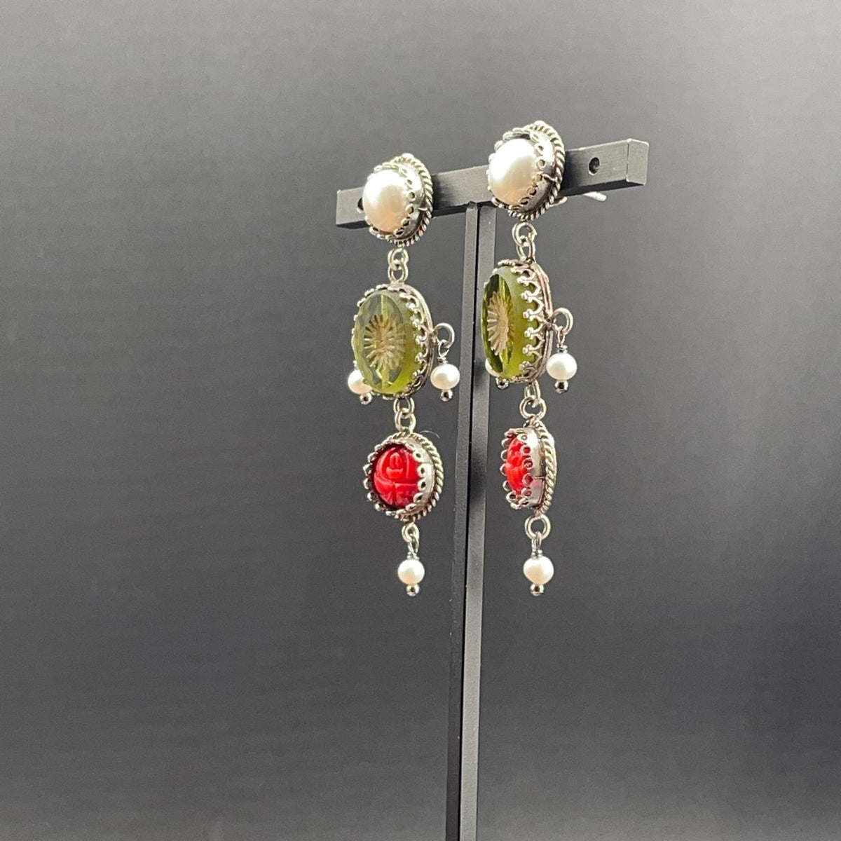 Orecchini BonBon in argento con paste vitree verdi, corallo bamboo e perle, vista 4