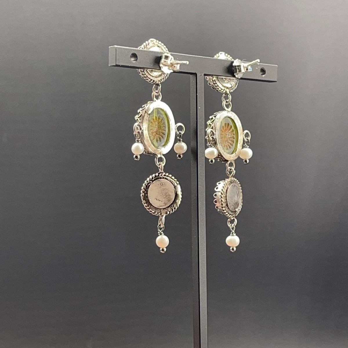 Orecchini BonBon in argento con paste vitree verdi, corallo bamboo e perle, vista 5