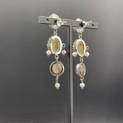 Orecchini BonBon in argento con paste vitree verdi, corallo bamboo e perle, vista 5
