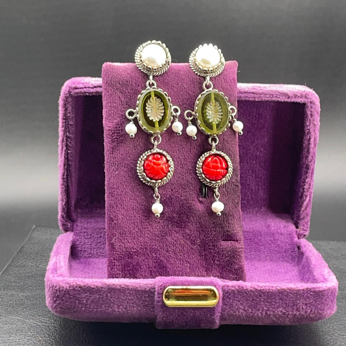 Orecchini BonBon in argento con paste vitree verdi, corallo bamboo e perle, vista 6