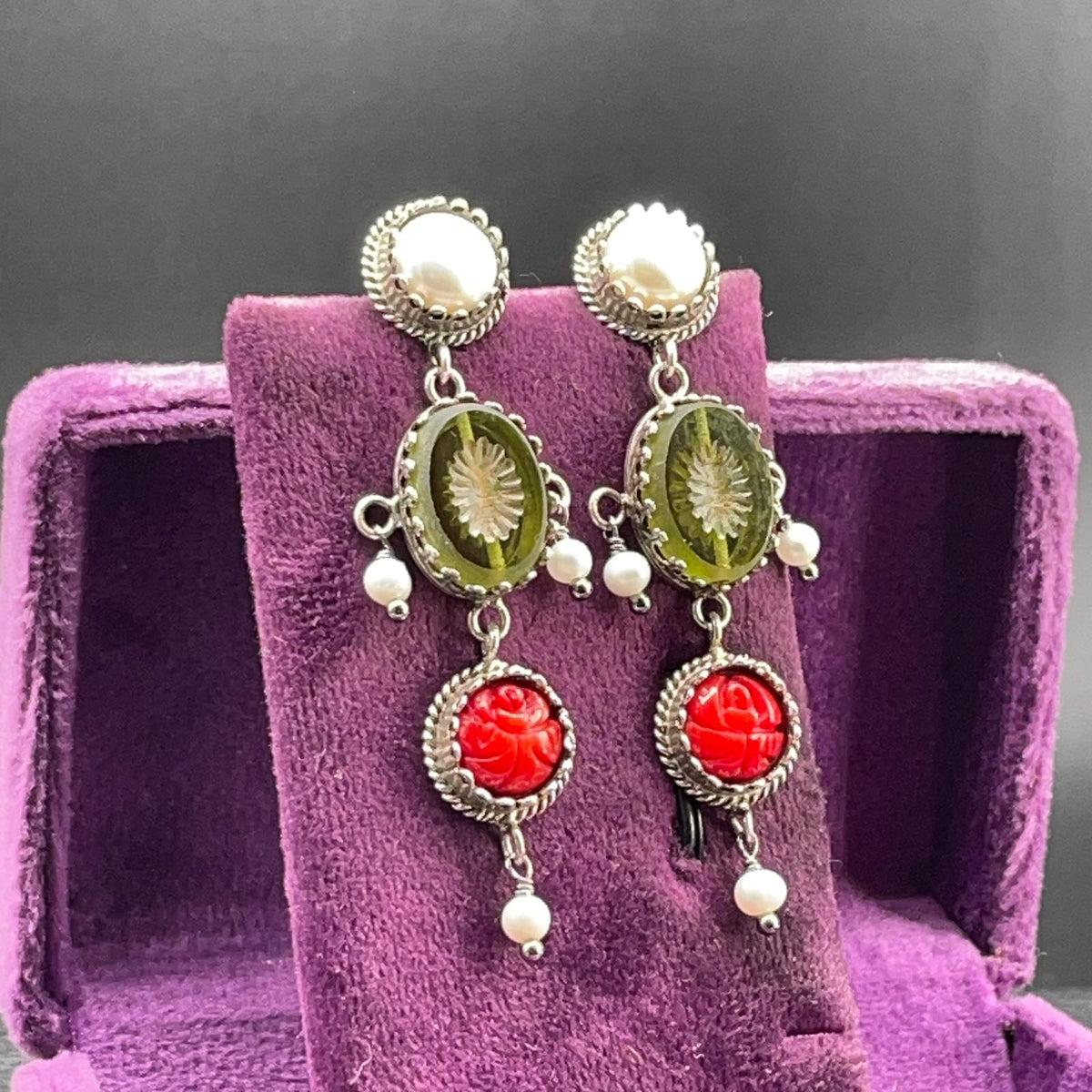 Orecchini BonBon in argento con paste vitree verdi, corallo bamboo e perle, vista 7