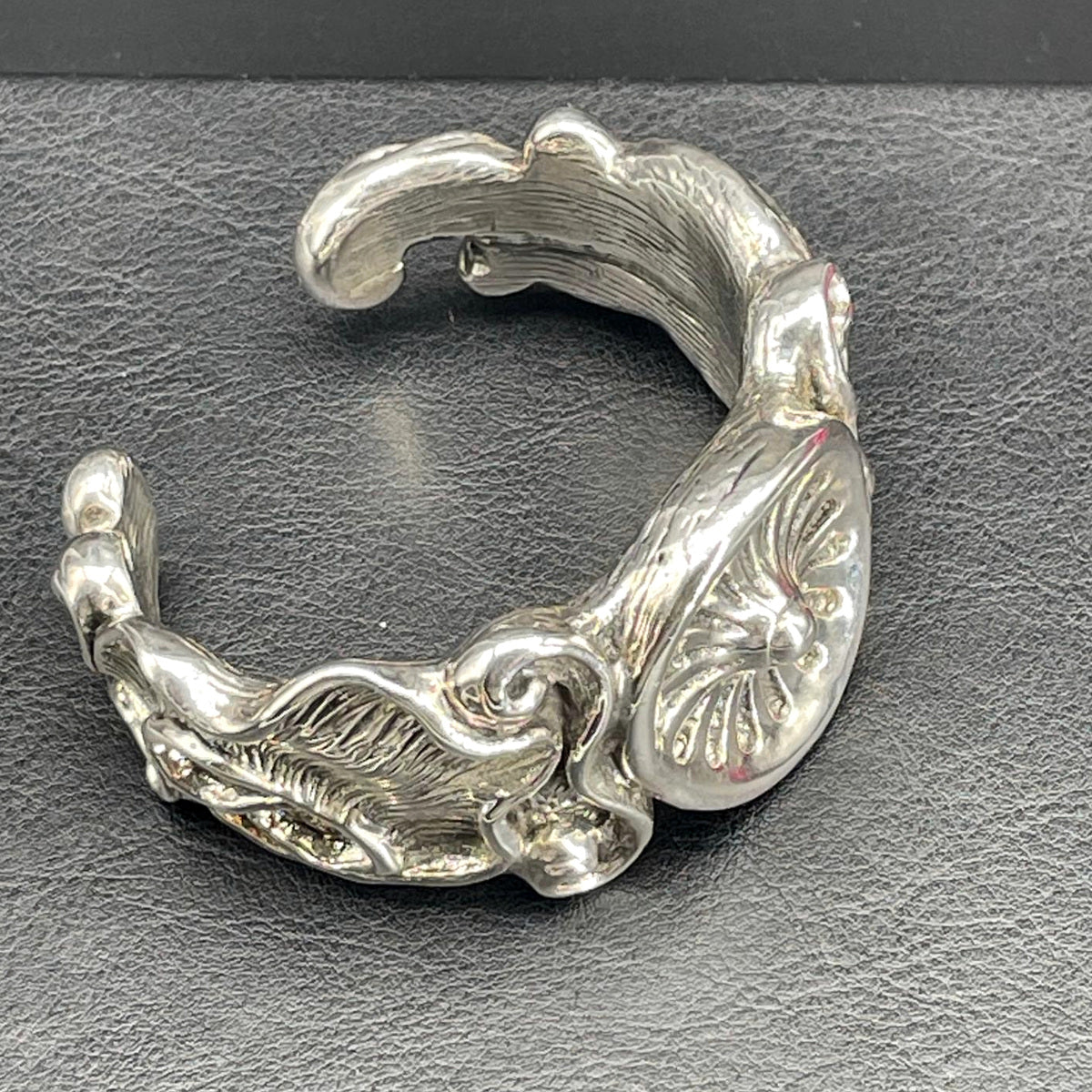 Vista interna del bracciale rigido aperto in argento realizzato con elettroformatura