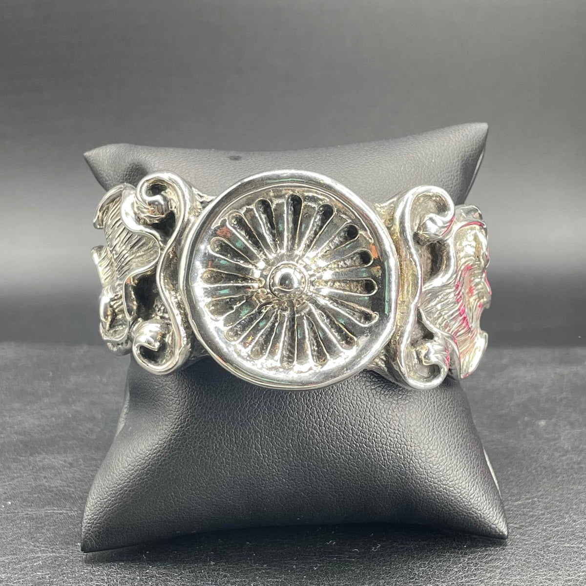 Bracciale rigido aperto in argento elettroformato con medaglione a rilievo raggiato e decori floreali, vista frontale