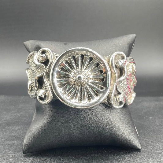 Bracciale rigido aperto in argento elettroformato con medaglione a rilievo raggiato e decori floreali, vista frontale