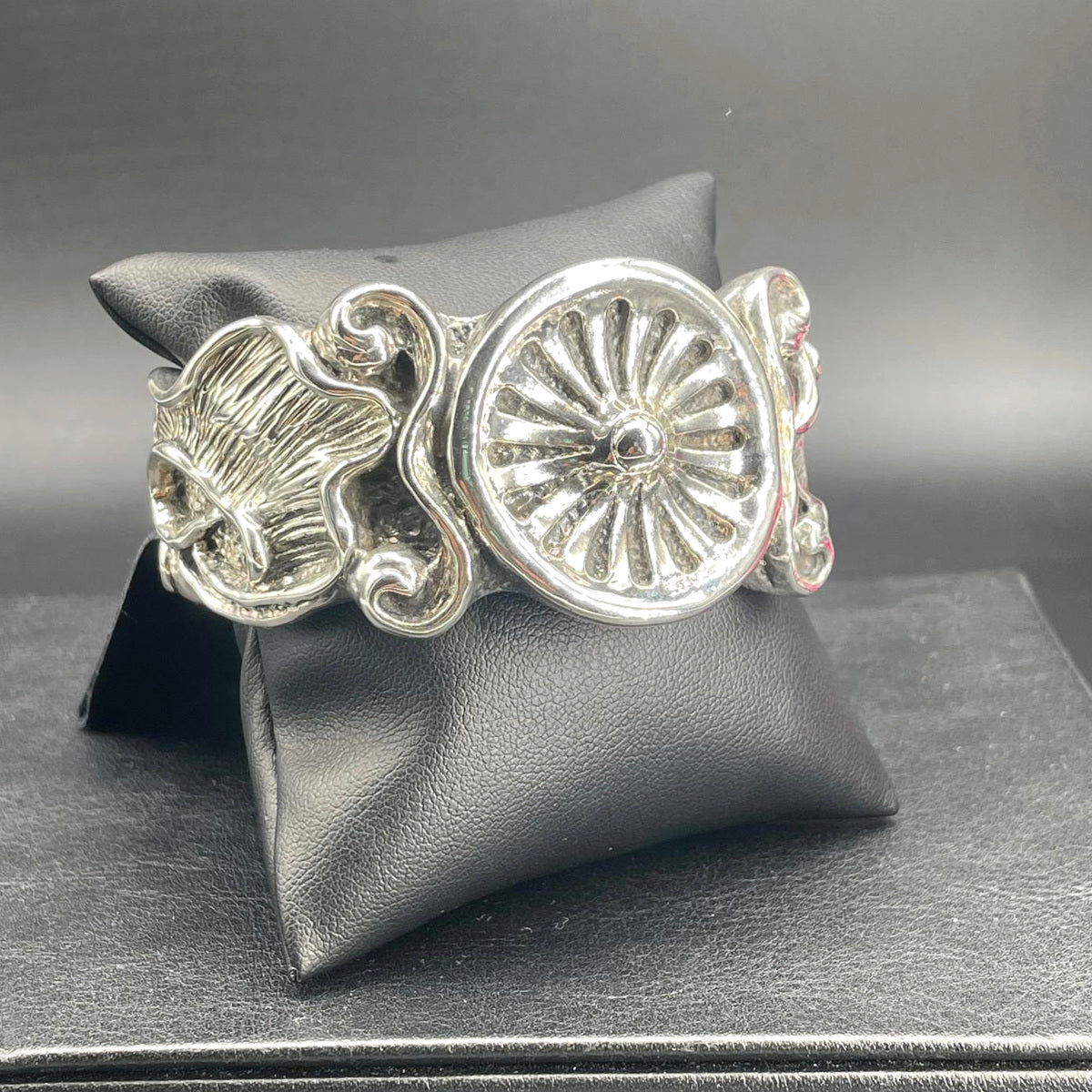 Bracciale in argento lavorato con tecnica dell’elettroformatura, vista tre quarti del motivo circolare e dei decori laterali