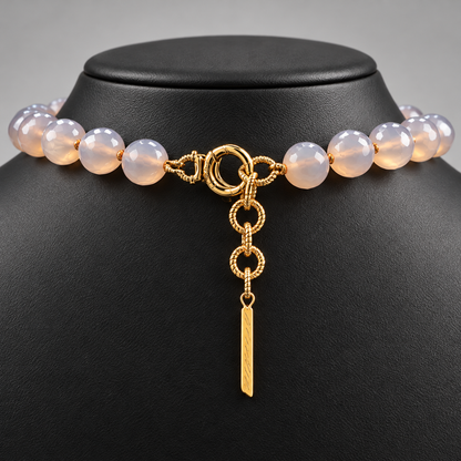 Dettaglio della chiusura color oro con catenella di prolunga della collana in agata grigia