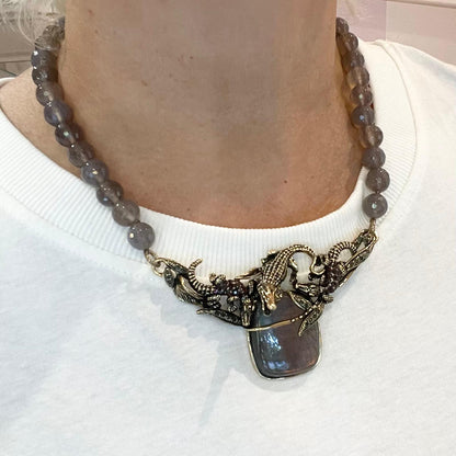 Collana in agata grigia con labradorite e coccodrilli, indossata su maglia bianca