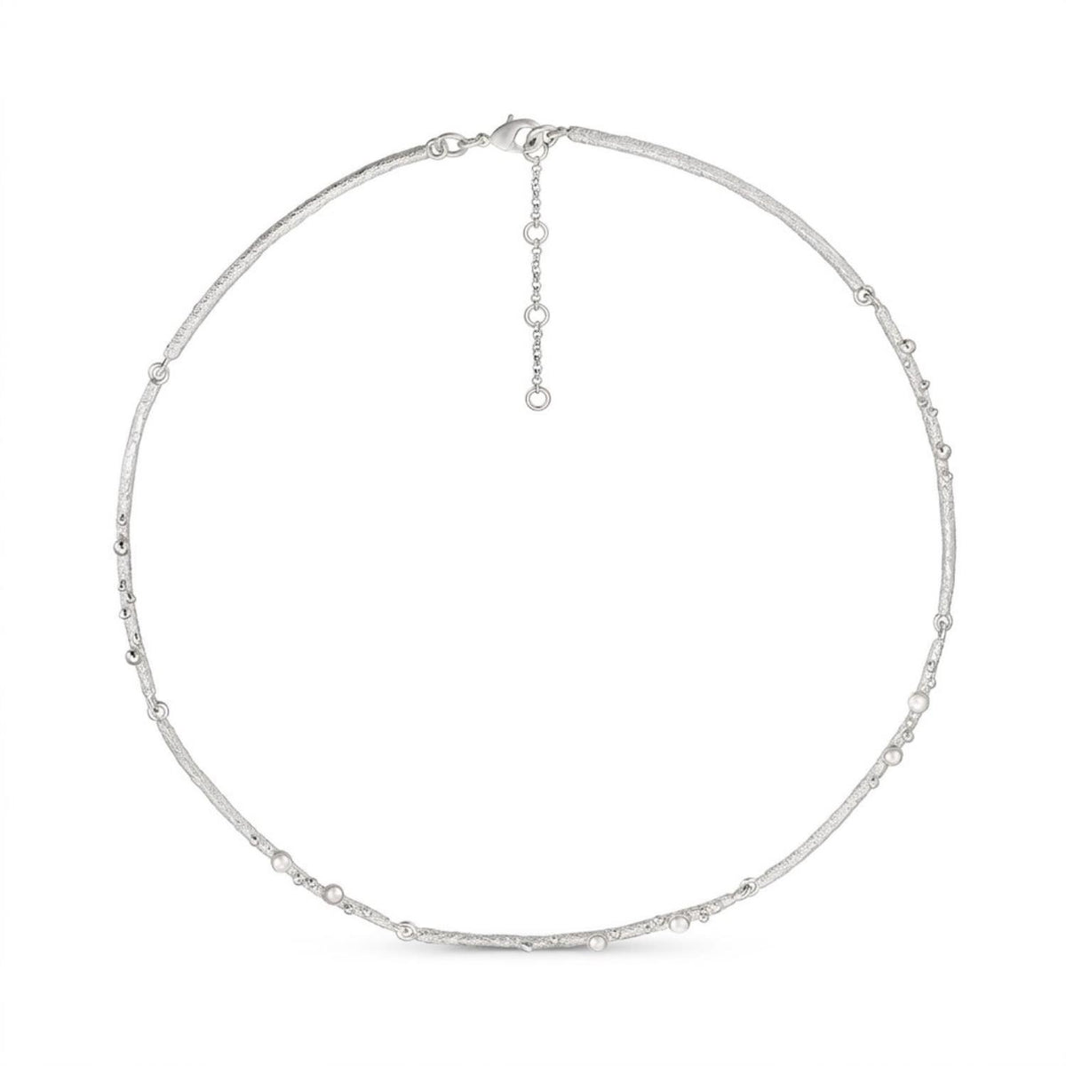 Collana argentata con piccole perle su fondo chiaro