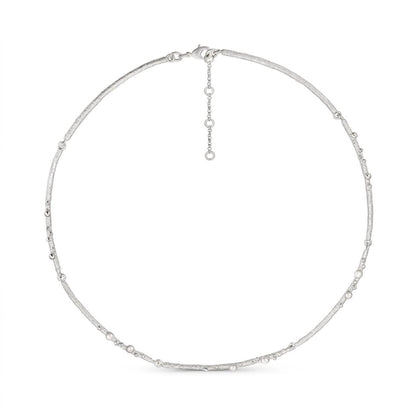 Collana argentata con piccole perle su fondo chiaro