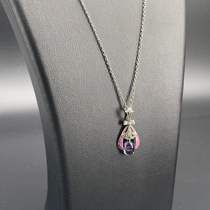 Dettaglio del pendente a goccia con ametista viola cabochon e smalti rosa