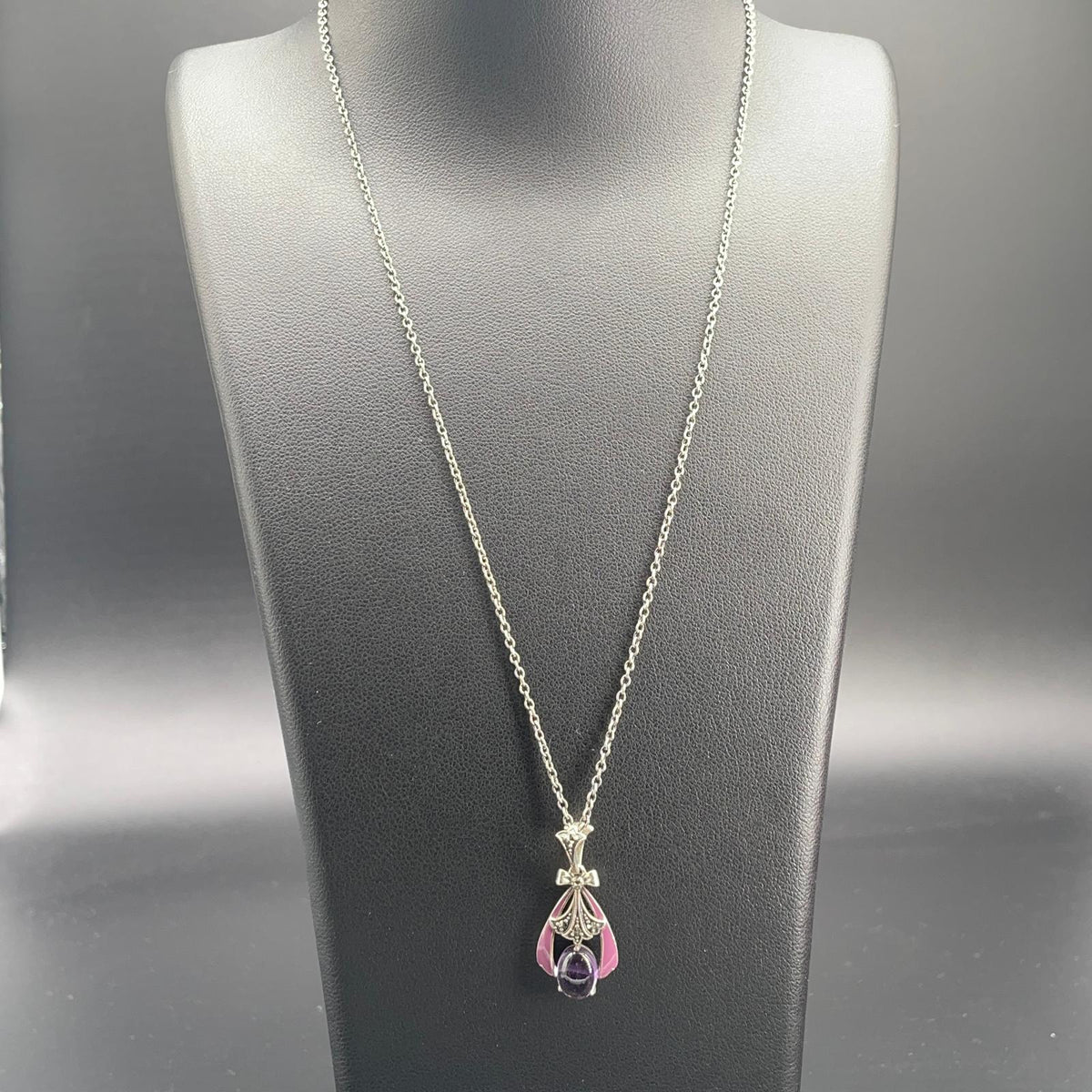 Collana in argento 925 con ametista cabochon, marcassiti e smalti rosa, vista frontale