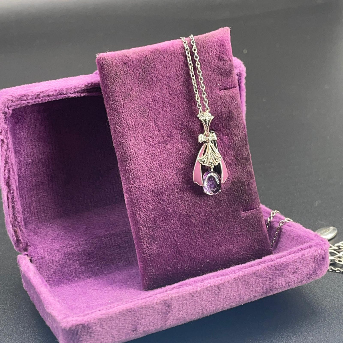 Pendente a goccia con ametista viola marcassiti e smalti rosa su velluto
