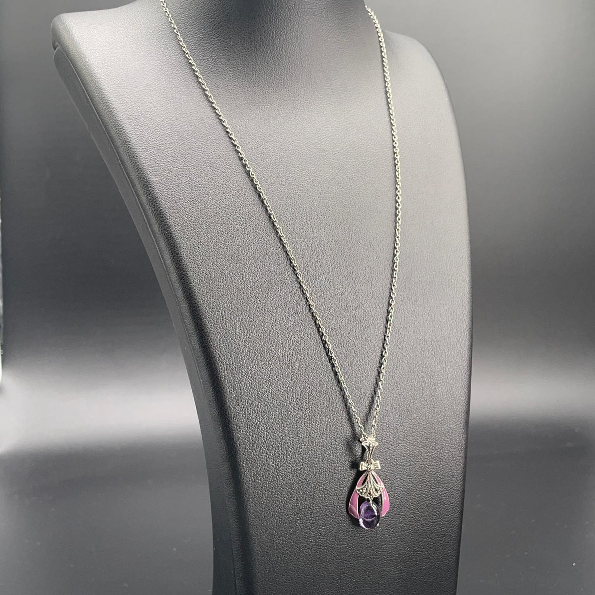 Collana con pendente in ametista cabochon vista di tre quarti