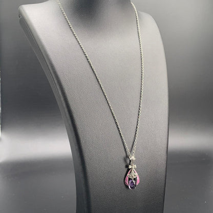 Collana con pendente in ametista cabochon vista di tre quarti