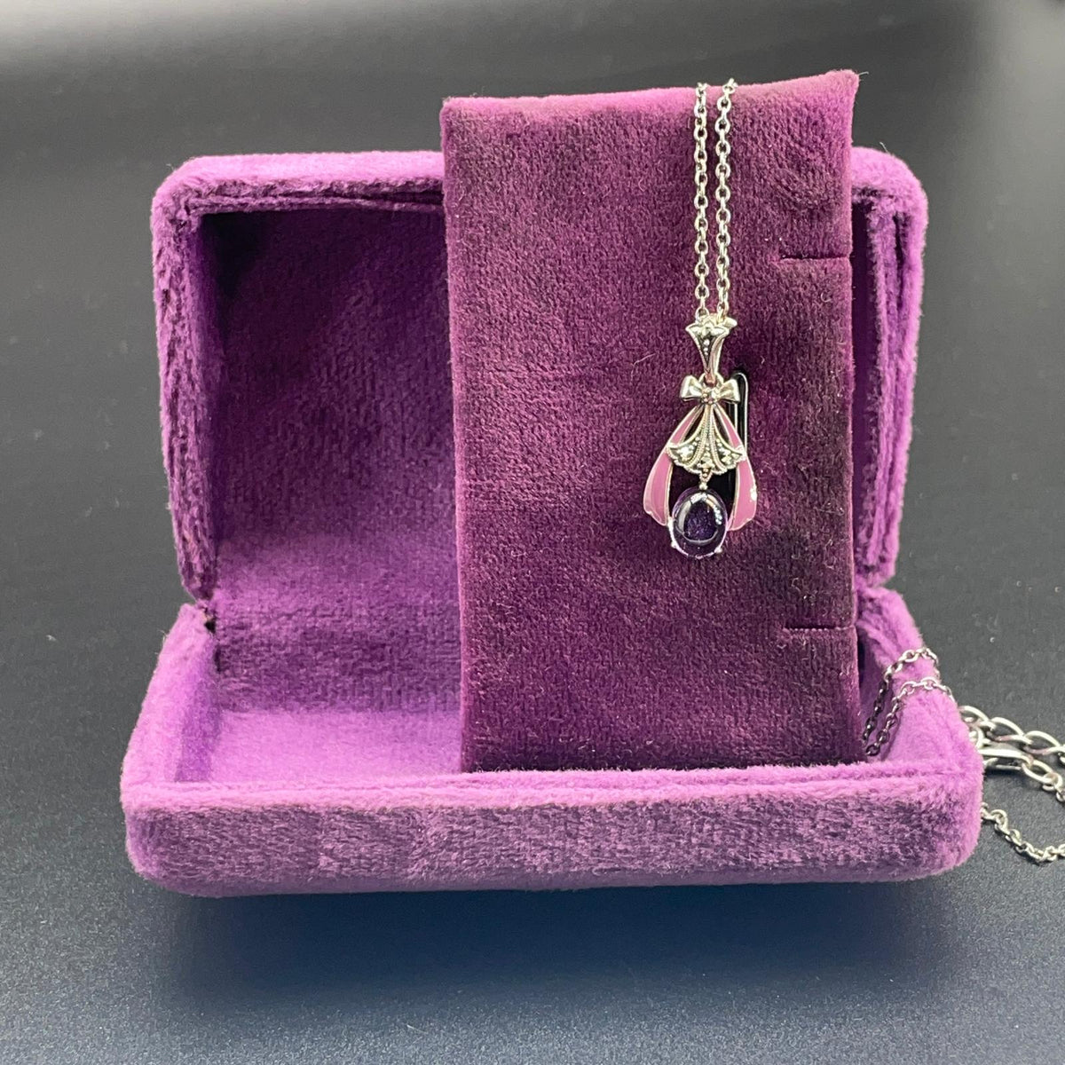 Collana in argento 925 con ametista cabochon presentata in scatola viola