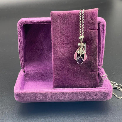 Collana in argento 925 con ametista cabochon presentata in scatola viola