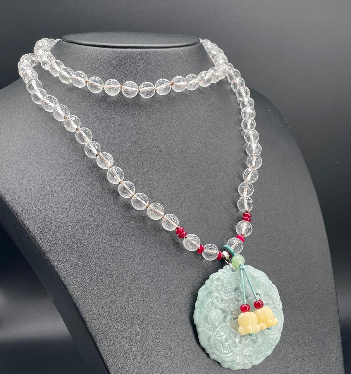 Collana lunga in cristallo di rocca con pendente rotondo di giada scolpita a drago, vista angolata