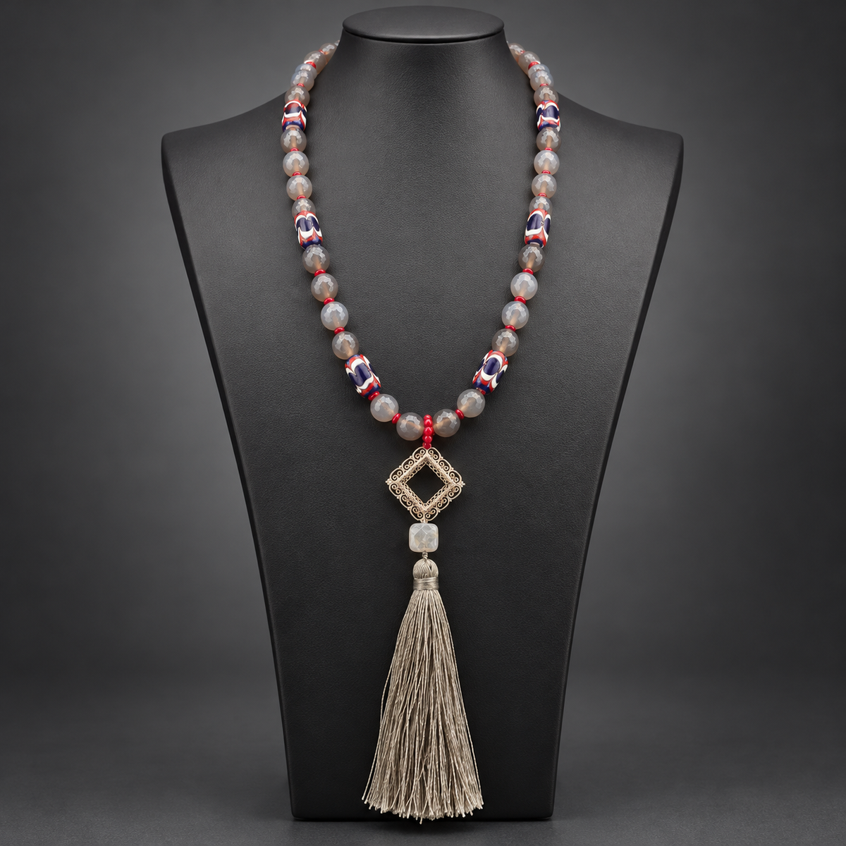 Collana lunga in agata grigia e rossa con perle di vetro fatte a mano e pendente vintage in filigrana d'argento con nappina, vista frontale