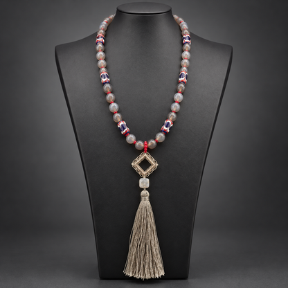 Collana lunga in agata grigia e rossa con perle di vetro fatte a mano e pendente vintage in filigrana d'argento con nappina, vista frontale