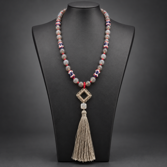 Collana lunga in agata grigia e rossa con perle di vetro fatte a mano e pendente vintage in filigrana d'argento con nappina, vista frontale