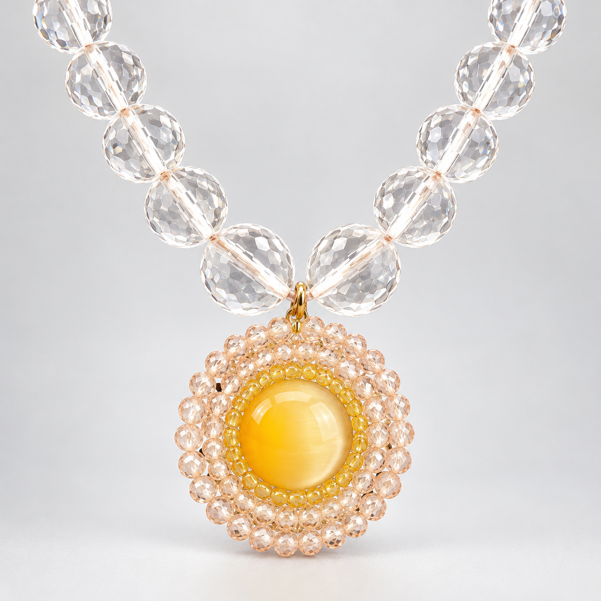 Dettaglio pendente collana in cristallo di rocca e quarzi