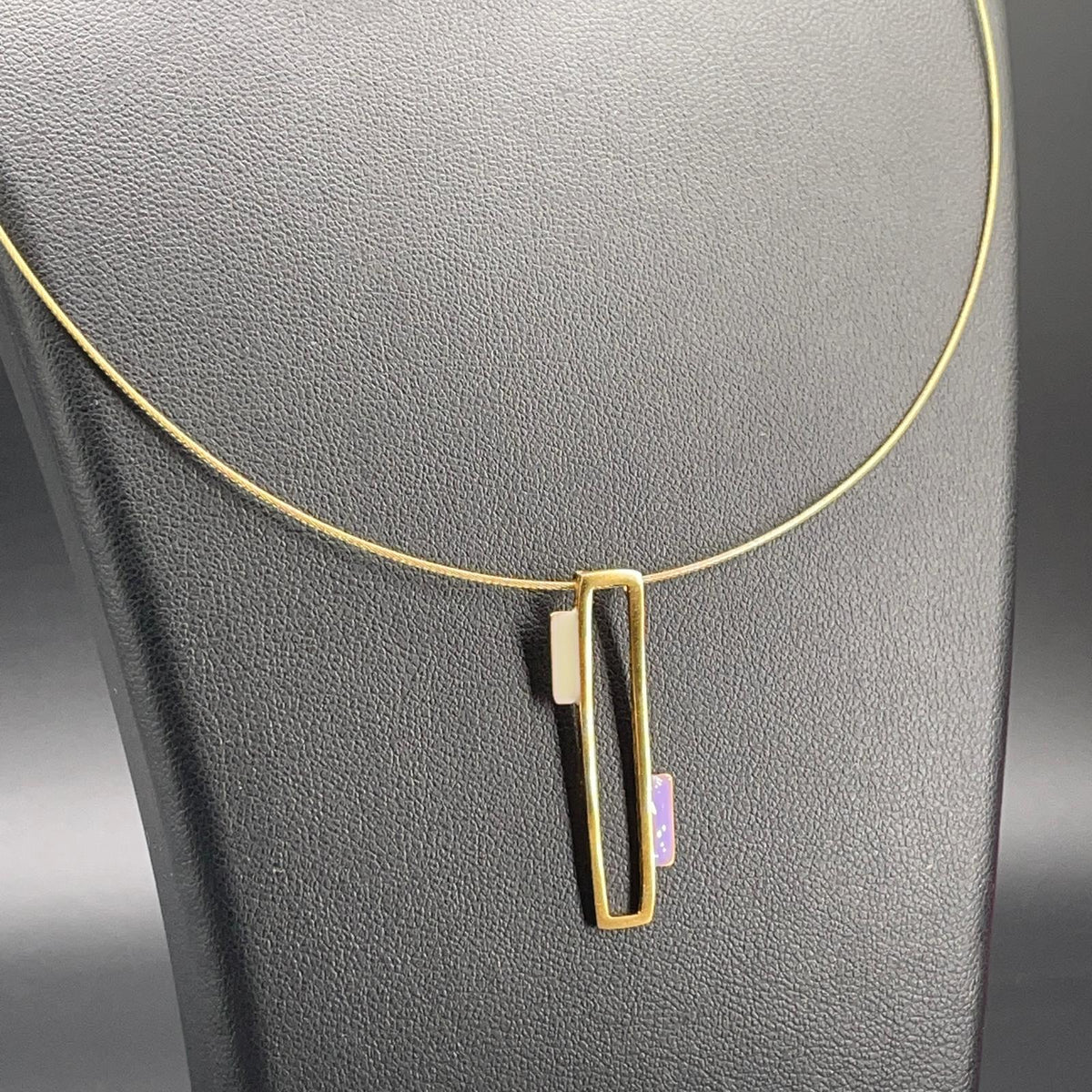 Collana dorata con pendente rettangolare e smalti pastello, dettaglio 1