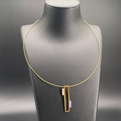 Collana dorata con pendente rettangolare e smalti pastello, dettaglio 2