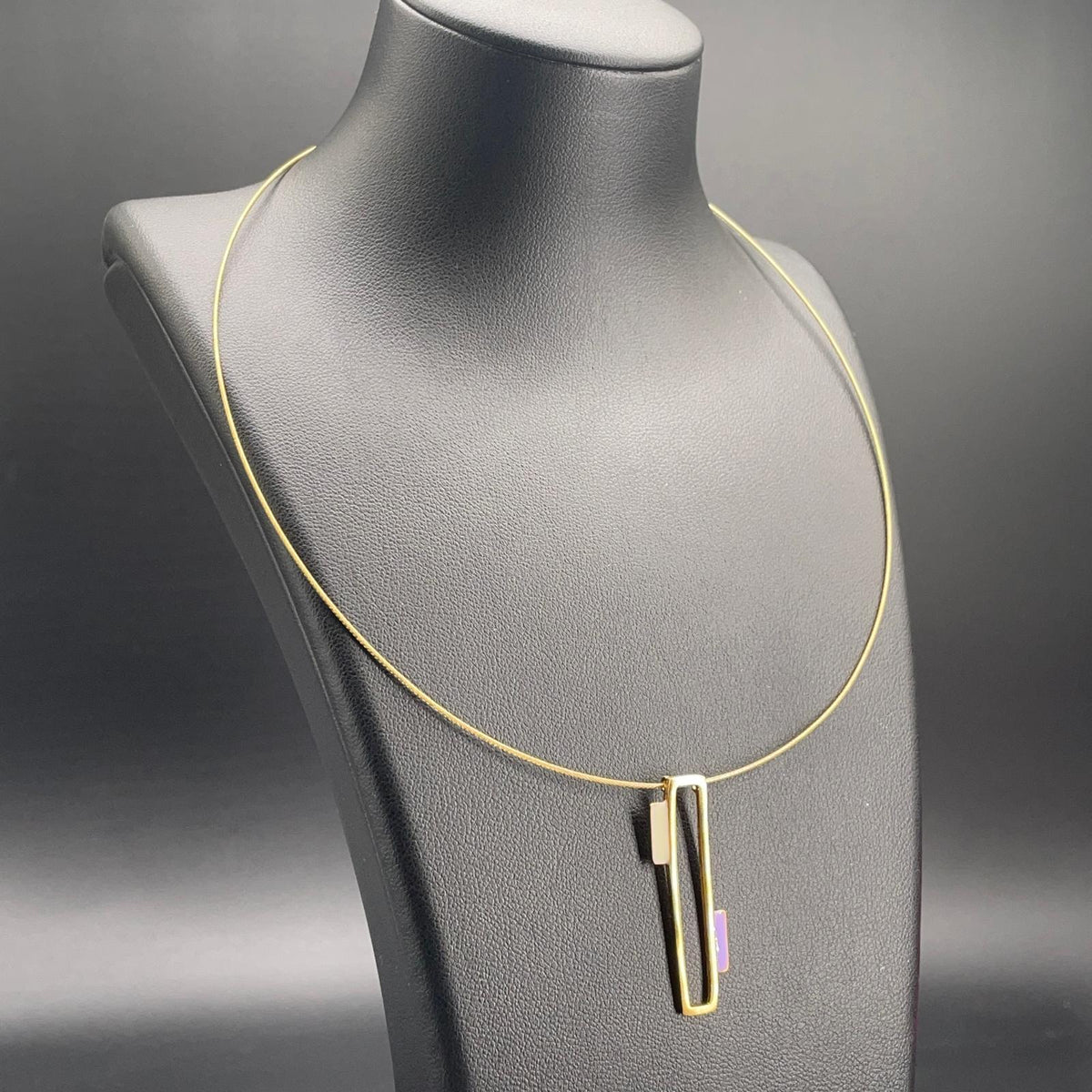 Collana dorata con pendente rettangolare e smalti pastello, dettaglio 3