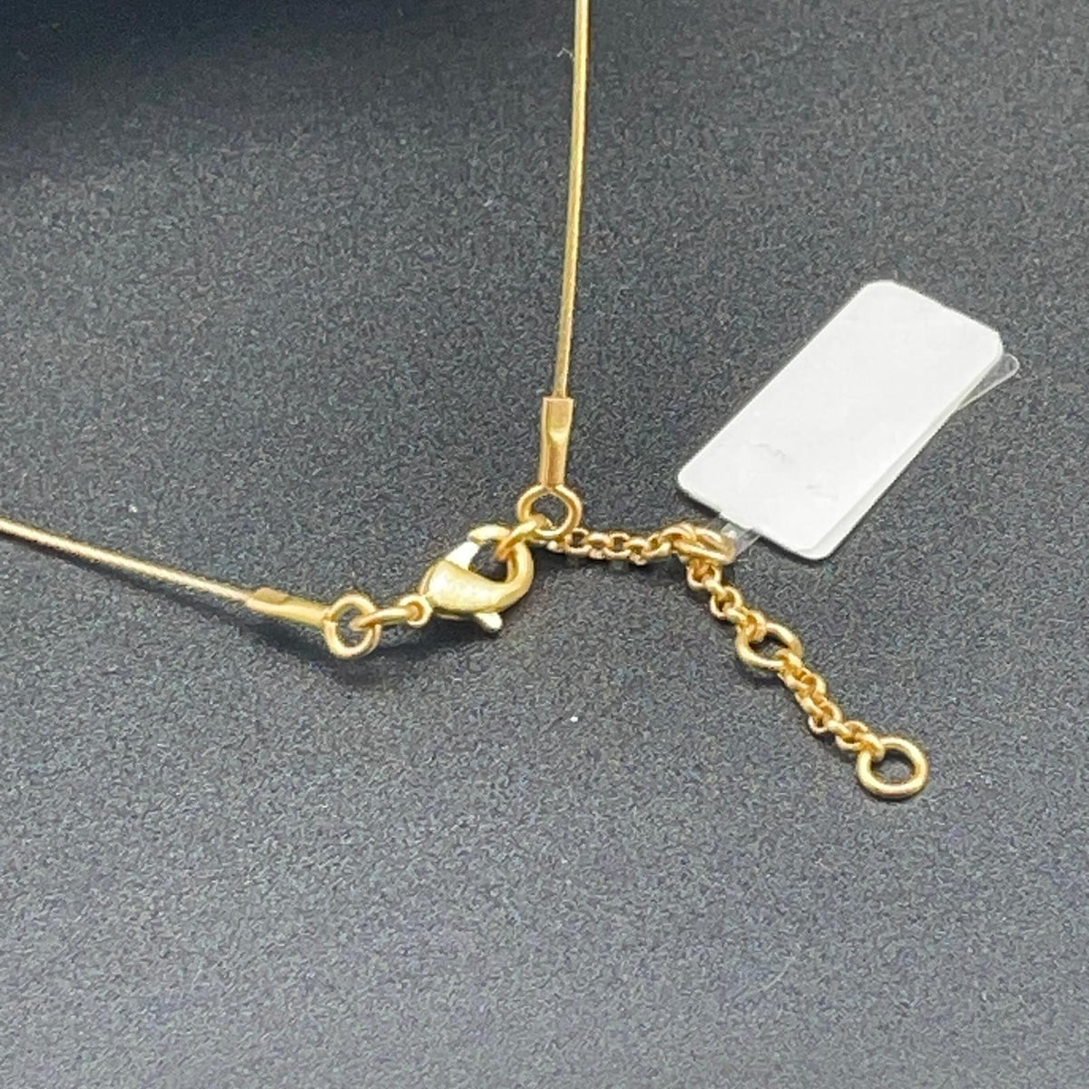 Collana dorata con pendente rettangolare e smalti pastello, dettaglio 5