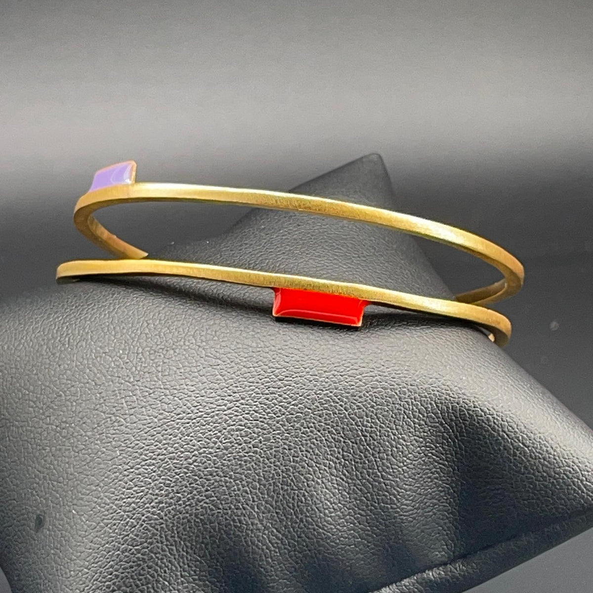 Bracciale rigido dorato a doppio giro con smalti colorati, vista 2