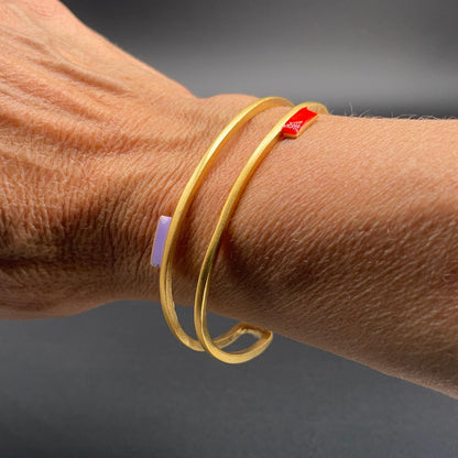 Bracciale rigido dorato a doppio giro con smalti colorati, vista 3