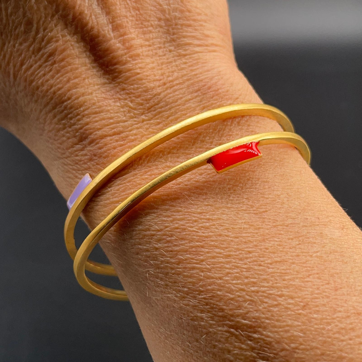 Bracciale rigido dorato a doppio giro con smalti colorati, vista 4
