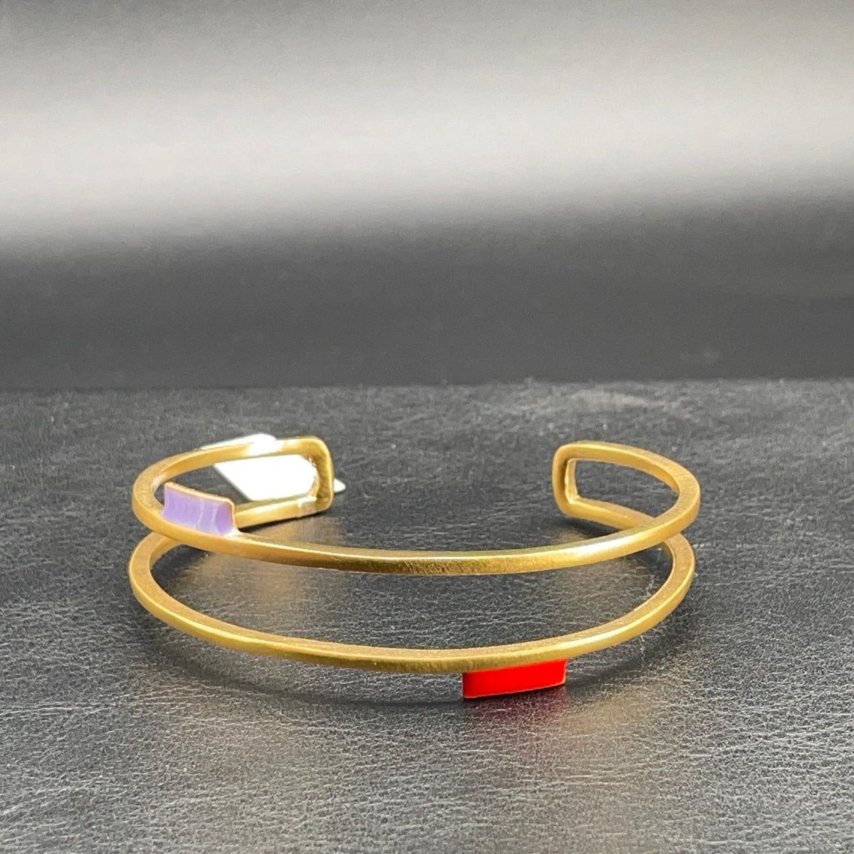 Bracciale rigido dorato a doppio giro con smalti colorati, vista 5