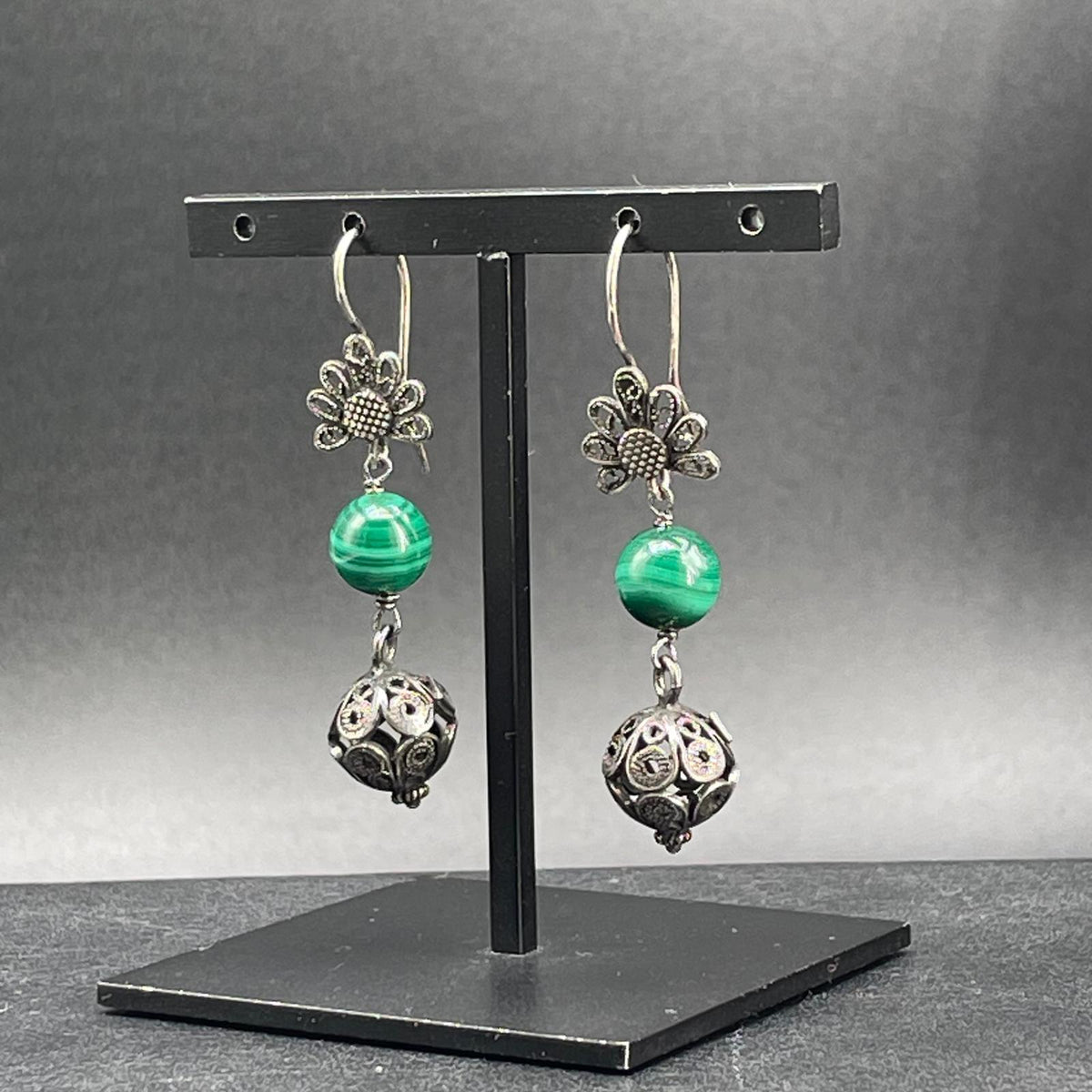 Orecchini in argento e malachite, vista prospettica della lavorazione