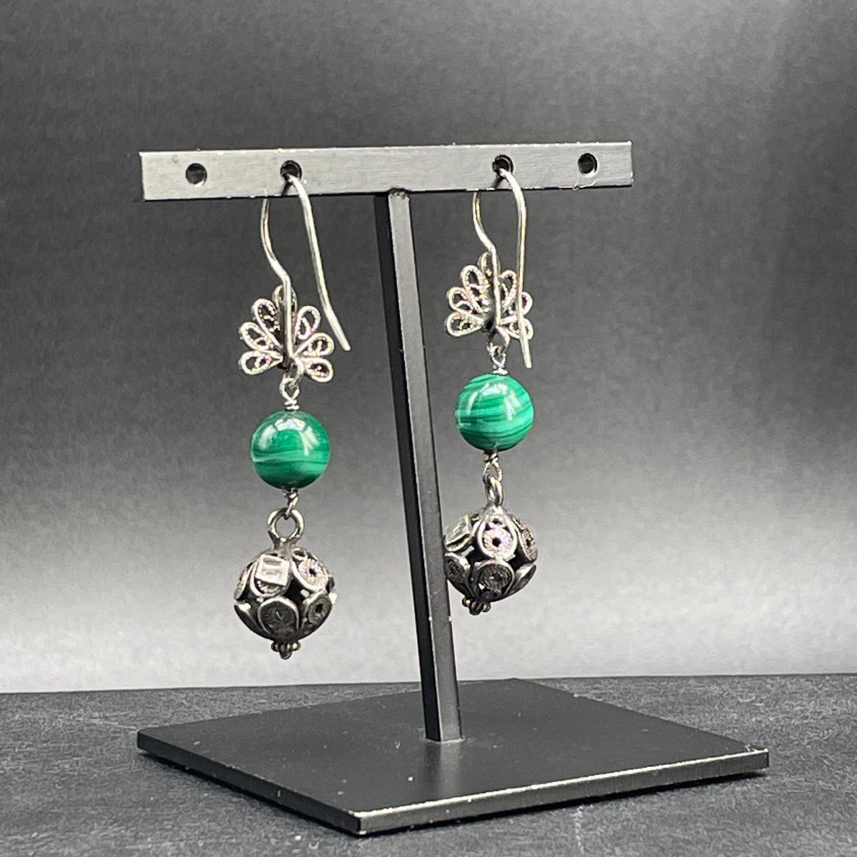 Retro degli orecchini in filigrana d'argento e malachite, chiusura a monachella