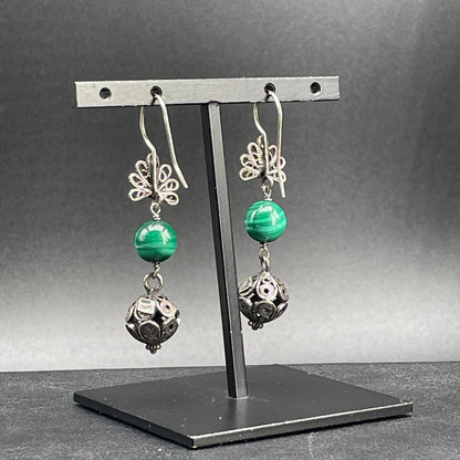 Retro degli orecchini in filigrana d'argento e malachite, chiusura a monachella