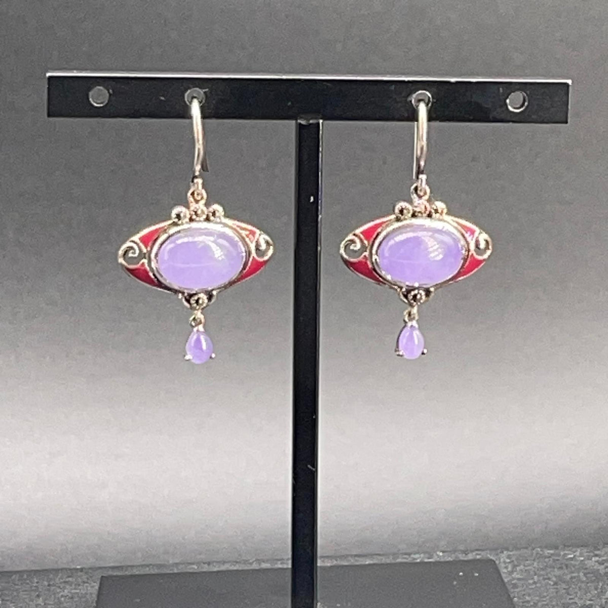 Orecchini in argento 925 con giada lavanda cabochon marcassiti e smalti rossi, vista frontale ravvicinata