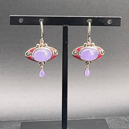 Orecchini in argento 925 con giada lavanda cabochon marcassiti e smalti rossi, vista frontale ravvicinata