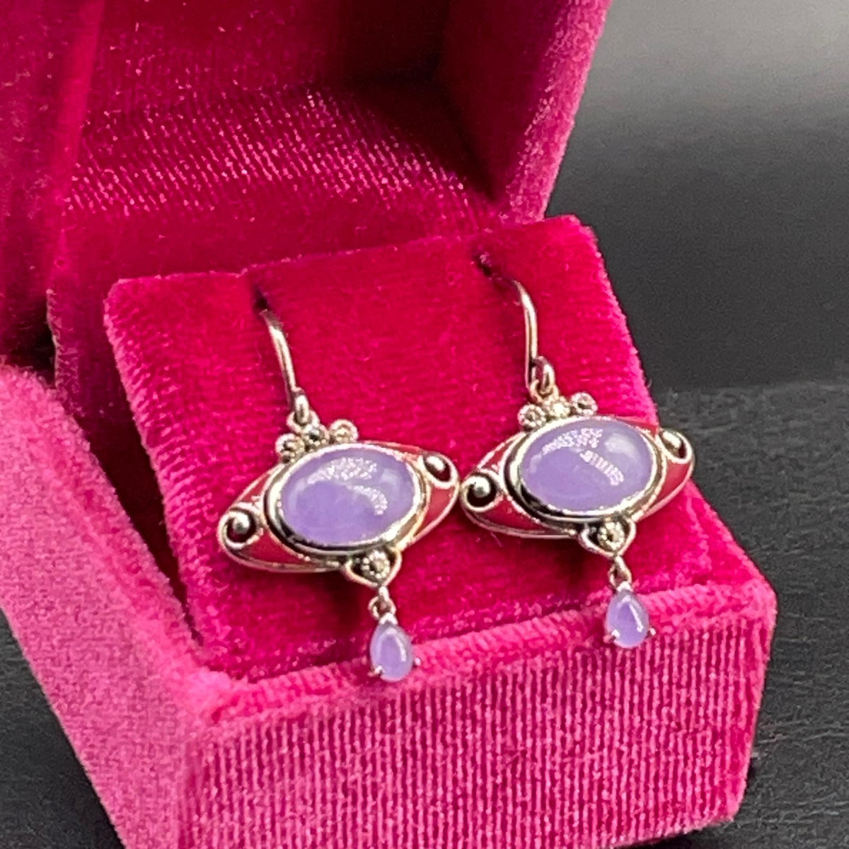 Orecchini in argento con giada lavanda e smalti rossi visti di lato